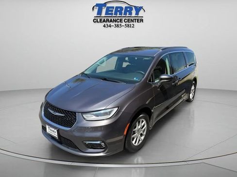 Used 2022 Chrysler Pacifica Touring-L FWD image 3