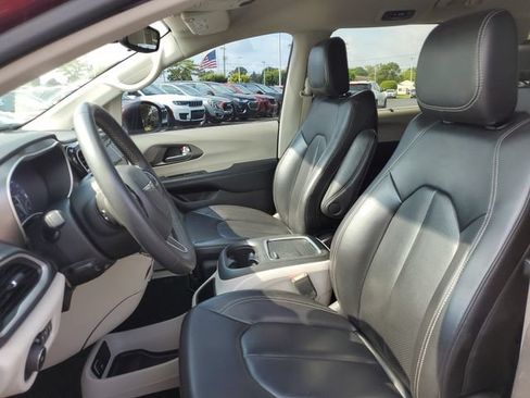 Used 2023 Chrysler Pacifica Touring-L FWD image 20