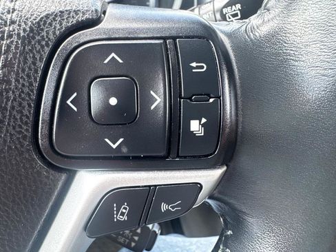 Used 2019 Toyota Highlander XLE FWD image 18