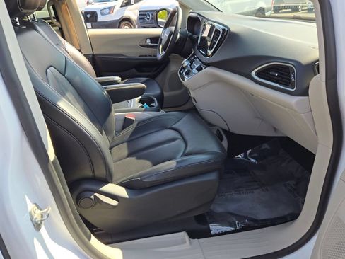 Certified 2023 Chrysler Pacifica Touring-L FWD image 16