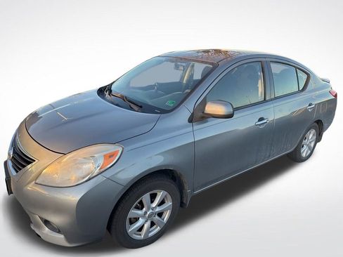 Used 2014 Nissan Versa SV w/ Convenience Package image 2