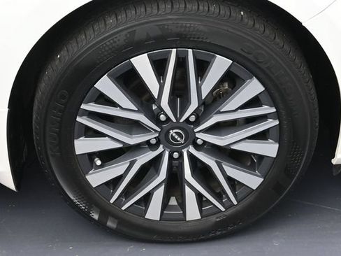 Used 2024 Nissan Altima 2.5 SV AWD/4WD image 6