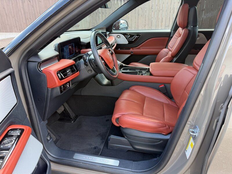 Used 2025 Lincoln Aviator Reserve w/ Equipment Group 201A AWD/4WD image 18