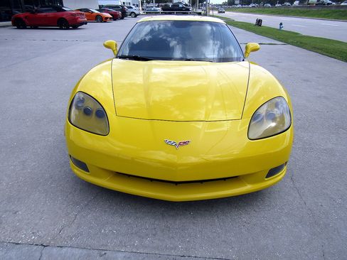 Used 2006 Chevrolet Corvette Coupe w/ Preferred Equipment Group RWD image 2