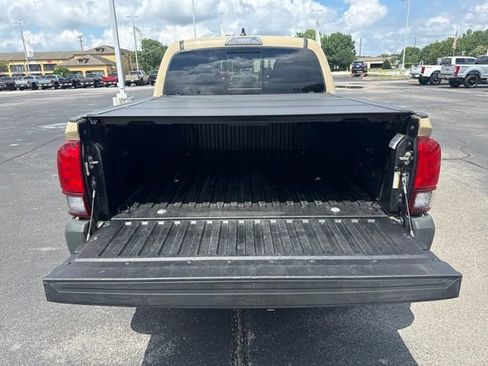 Used 2020 Toyota Tacoma SR5 AWD/4WD image 19
