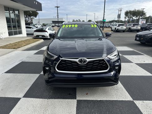 Used 2023 Toyota Highlander XLE image 2