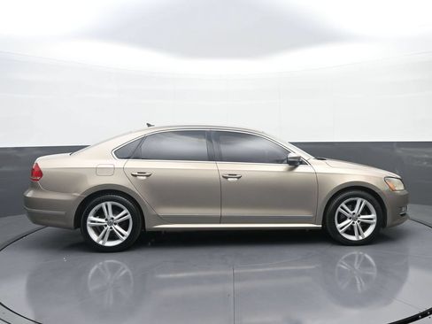 Used 2015 Volkswagen Passat TDI SEL Premium FWD image 8