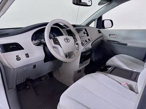 Used 2011 Toyota Sienna LE image 7
