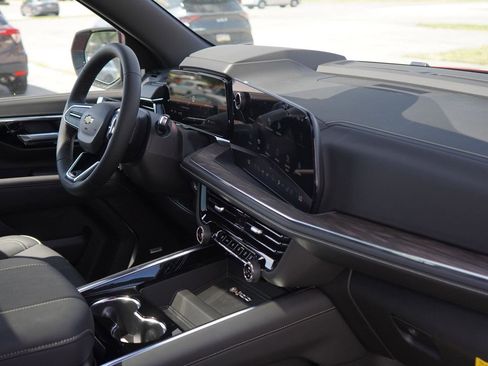 New 2025 Chevrolet Suburban Premier image 31