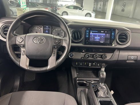 Used 2018 Toyota Tacoma TRD Sport image 8