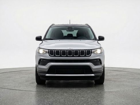 Used 2025 Jeep Compass Limited AWD/4WD image 2