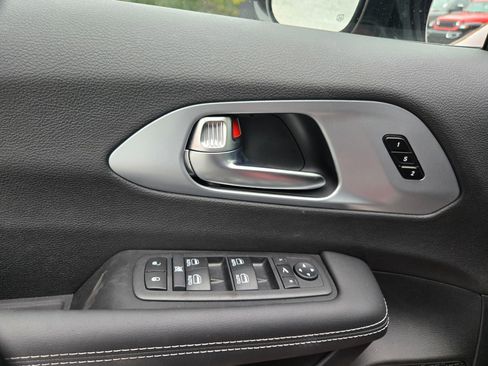 New 2026 Chrysler Pacifica Limited w/ Uconnect Theater Family Group image 18