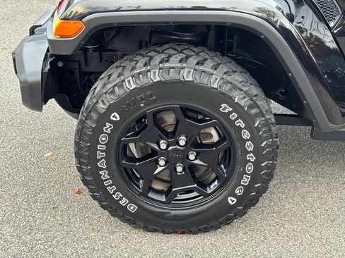 Used 2022 Jeep Gladiator Sport image 10