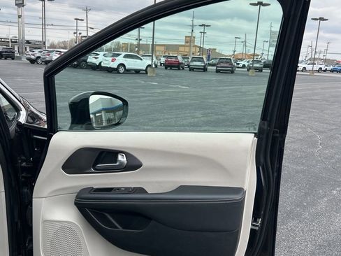 Used 2024 Chrysler Pacifica Touring-L image 66