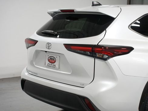 Certified 2024 Toyota Highlander LE image 9