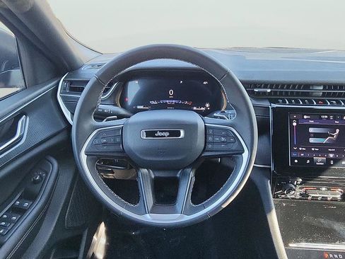 Used 2025 Jeep Grand Cherokee L Laredo image 10