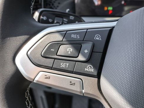 Used 2025 Volkswagen Tiguan SE image 19