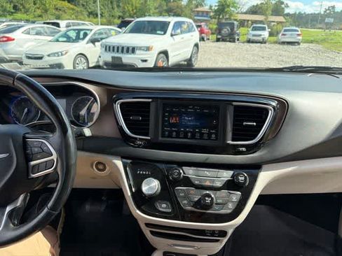 Used 2019 Chrysler Pacifica Touring-L FWD image 21