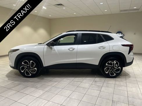 Certified 2025 Chevrolet Trax RS image 2
