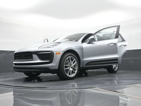 Certified 2022 Porsche Macan AWD/4WD image 31