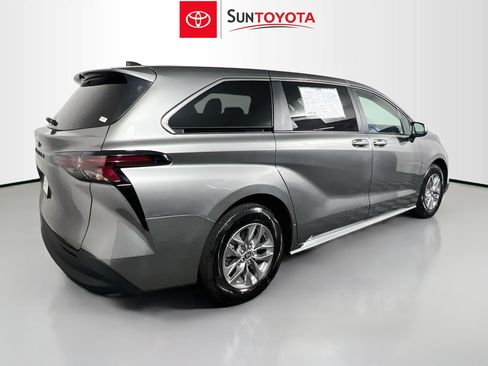 Used 2026 Toyota Sienna LE FWD image 4