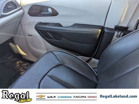 Used 2022 Chrysler Pacifica Limited image 14
