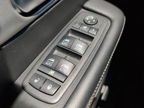 Used 2025 Chrysler Pacifica Limited FWD image 13