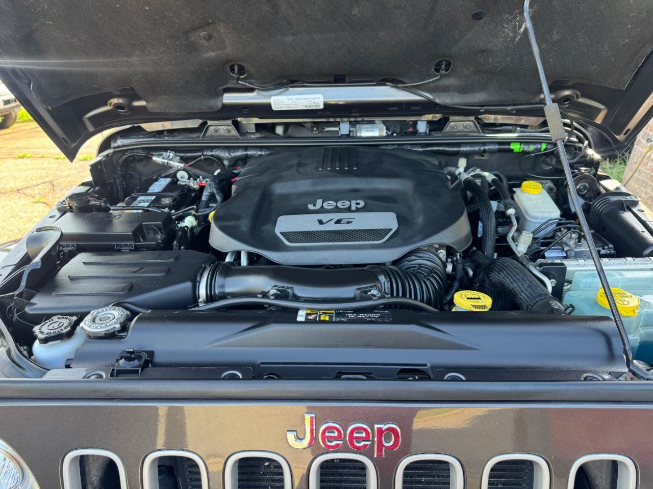 Used 2017 Jeep Wrangler Unlimited Sahara AWD/4WD image 15
