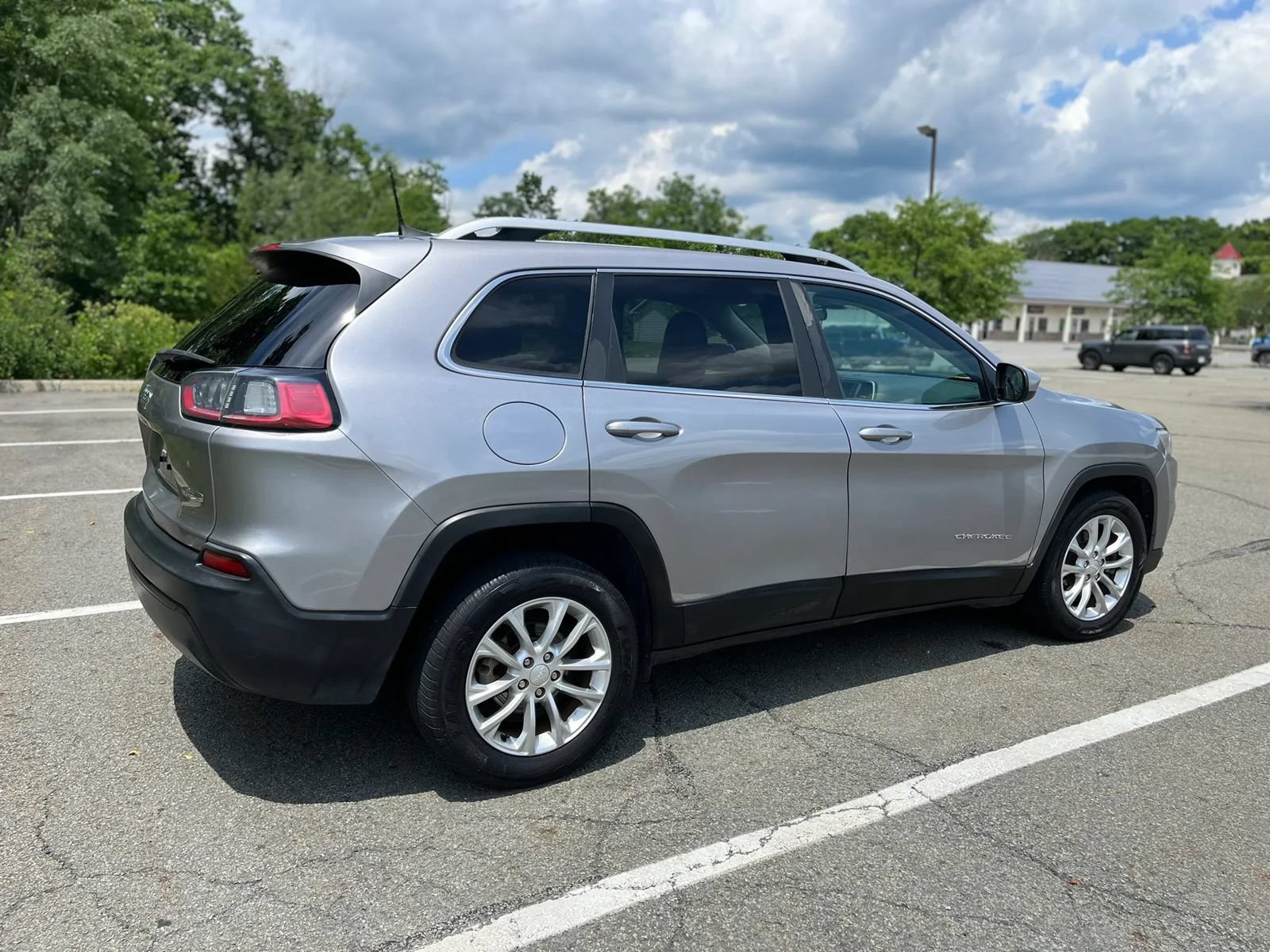 Used 2019 Jeep Cherokee Latitude w/ Popular Appearance Group FWD image 11