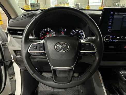 Used 2022 Toyota Highlander LE image 19