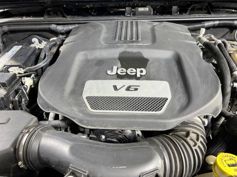 Used 2017 Jeep Wrangler Sahara image 26