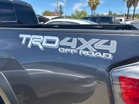 Used 2022 Toyota Tacoma TRD Off-Road w/ TRD Premium Off Road Package AWD/4WD image 5