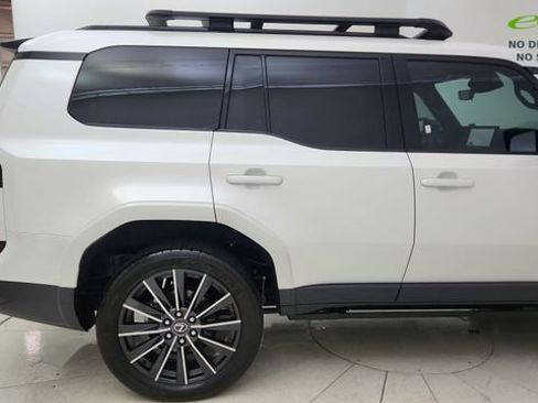 Used 2024 Lexus GX 550 w/ Accessory Package (31) AWD/4WD image 7
