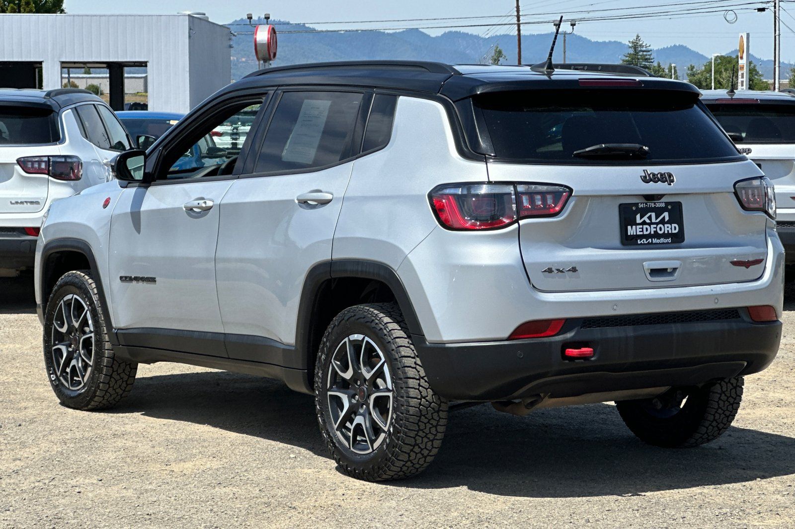 Used 2025 Jeep Compass Trailhawk AWD/4WD image 6