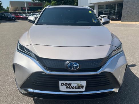 Used 2022 Toyota Venza image 2