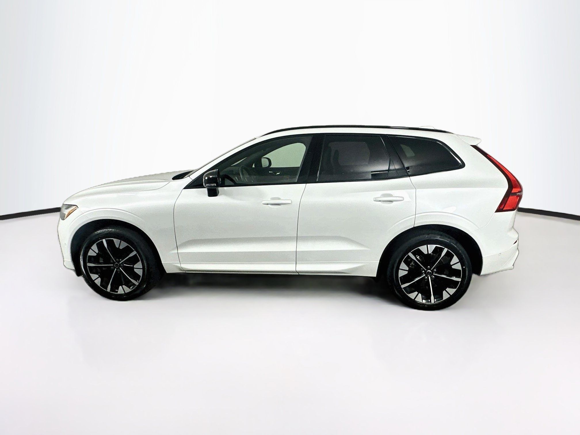 Used 2026 Volvo XC60 B5 Plus AWD/4WD image 4