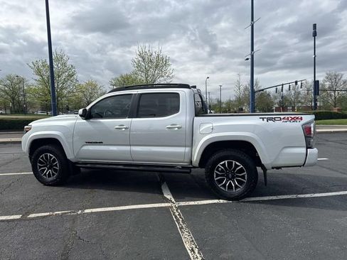 Used 2021 Toyota Tacoma TRD Sport w/ Technology Package image 3