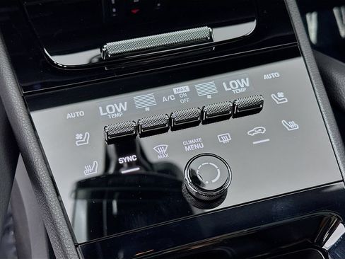 Certified 2025 Porsche Cayenne AWD/4WD image 18