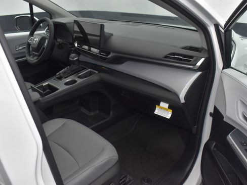 Used 2026 Toyota Sienna XLE FWD image 11