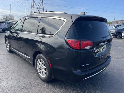 Used 2020 Chrysler Pacifica Touring-L image 3
