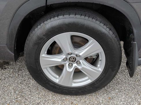 Used 2021 Toyota Highlander LE AWD/4WD image 14