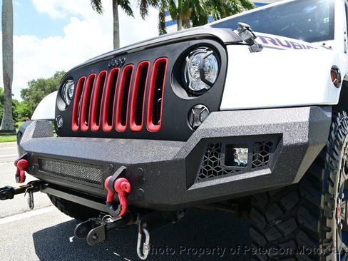Used 2018 Jeep Wrangler Sahara w/ Connectivity Group AWD/4WD image 9