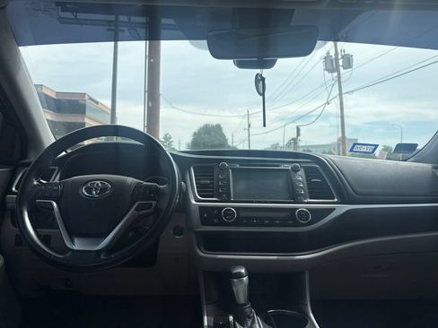 Used 2017 Toyota Highlander Limited FWD image 17