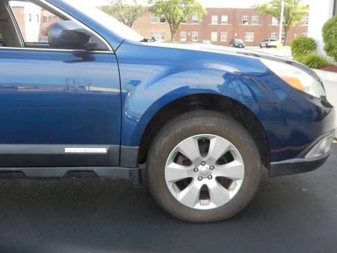 Used 2011 Subaru Outback 2.5i Premium w/ All-Weather Pkg AWD/4WD image 21
