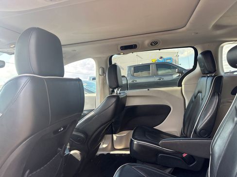 Used 2022 Chrysler Pacifica Limited FWD image 12