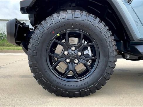 New 2025 Jeep Gladiator Sport image 17