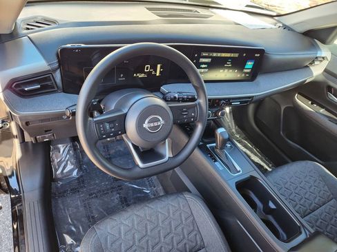 Used 2025 Nissan Kicks SV image 9