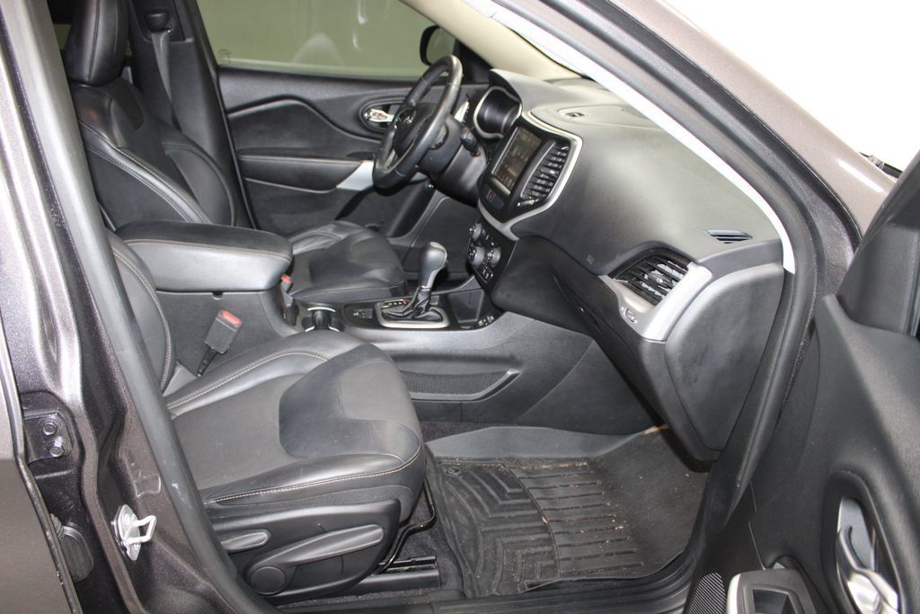Used 2018 Jeep Cherokee Latitude Plus FWD image 26