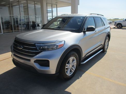 Used 2020 Ford Explorer XLT w/ Comfort Package AWD/4WD image 2