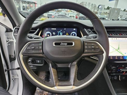 Used 2023 Jeep Grand Cherokee Limited w/ Luxury Tech Group II image 22